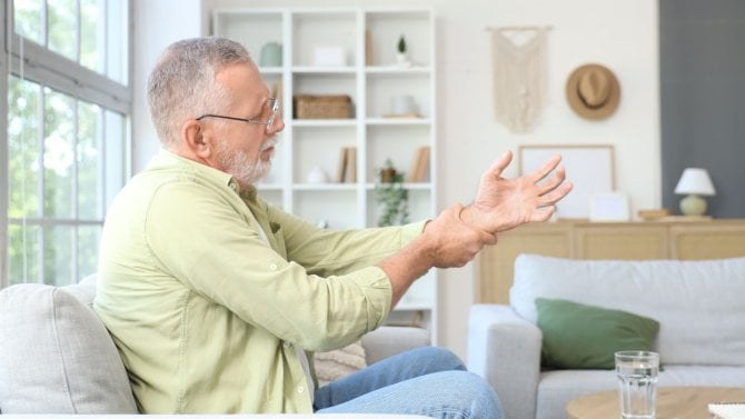 muž trpící Parkinsonem